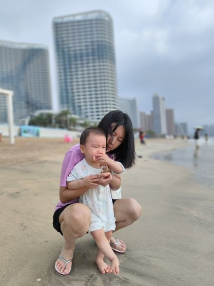 二宝第一次踩沙滩